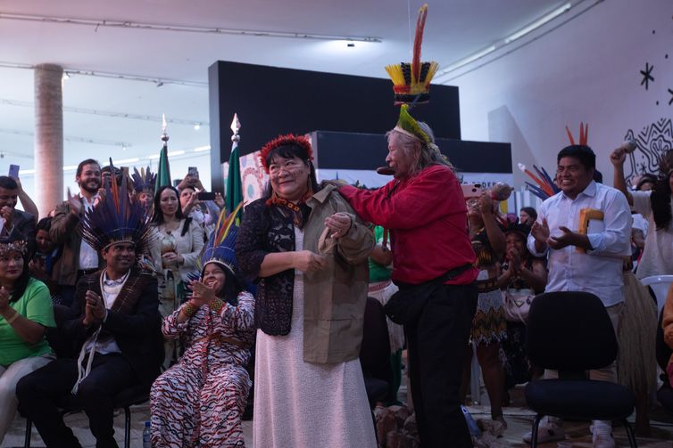 A presidente da Fundação Nacional dos Povos Indígena, Joenia Wapichana, com o líder indígena Raoní