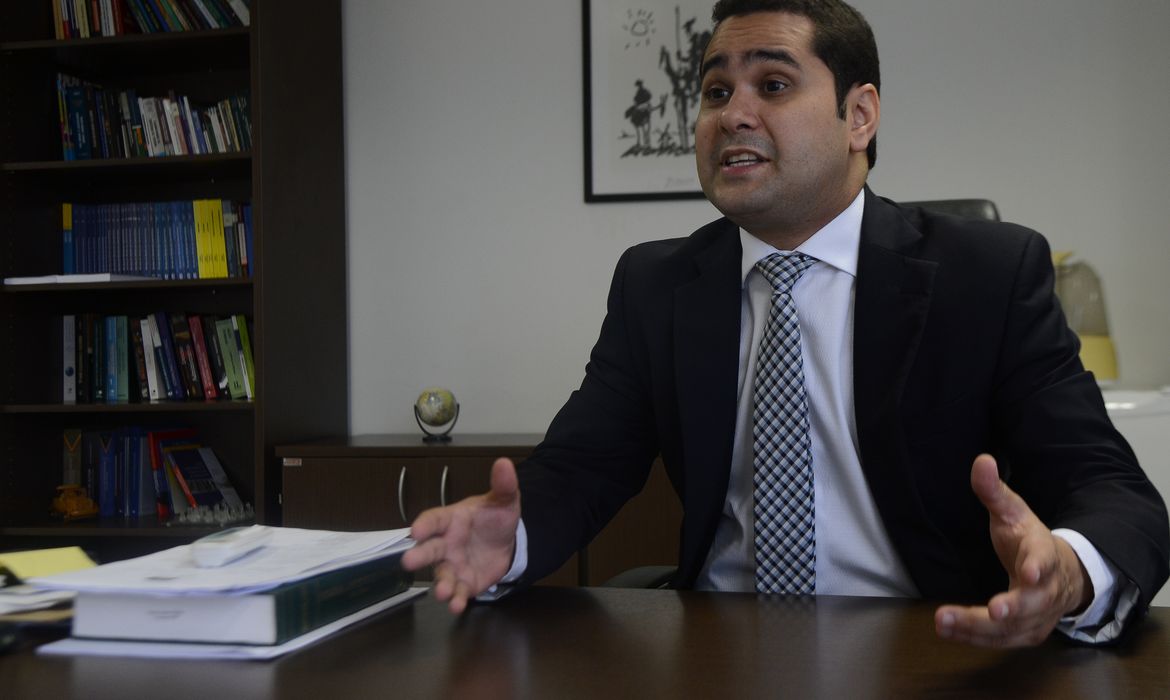 Procurador-chefe do Cade, Victor Rufino, durante entrevista à Agência Brasil 