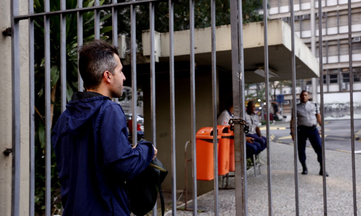 Rio de Janeiro (RJ), 18/08/2024 - O candidato, Guilherme Oliveira, chega atrasado para realizar as provas do Concurso Público Nacional Unificado (CPNU), na UERJ, zona norte da cidade.  Foto: Tânia Rêgo/Agência Brasil