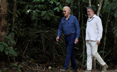 U.S. President Joe Biden walks with Henrique Pereira, Director of the National Institute for Research in the Amazon, as he tours the Museu da Amazonia in Manaus, Brazil, November 17, 2024. Reuters/Leah Millis/Proibida reprodução