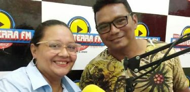 Ettiene Angelim, no primeiro dia de trabalho na rádio Salvaterra FM (2020) e o  radialista Jorge Alves (PA)