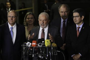 O presidente eleito, Luis Inácio Lula da Silva, acompanhado de seu vice, Geraldo Alckmin e de coordenadores da transição, fala com a imprensa após reunião com o presidente do TSE, ministro Alexandre de Moraes