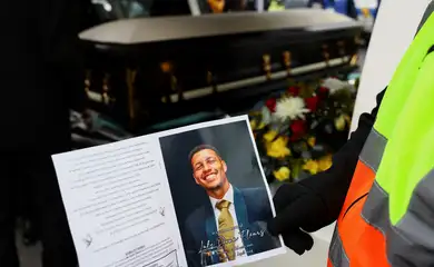 Fotografia em frente ao caixão do jogador de futebol sul-africano Luke Fleurs, do Kaizer Chiefs, em seu funeral na Cidade do Cabo, África do Sul
20/04/2024
REUTERS/Esa Alexander