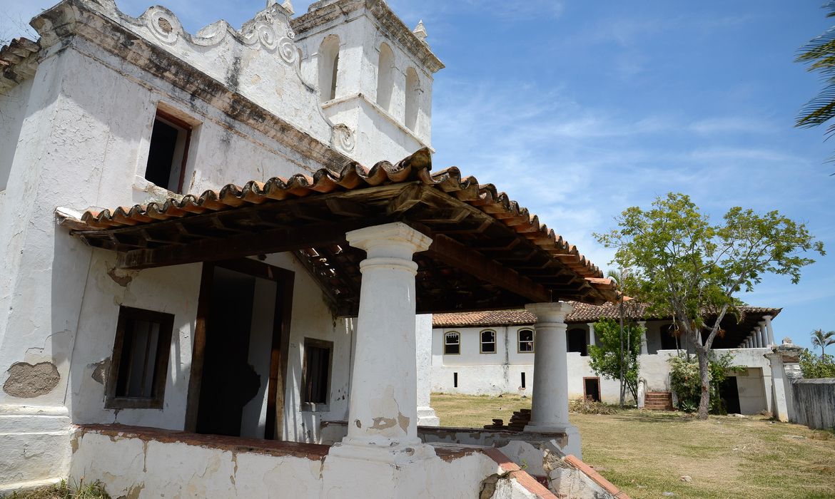 São Gonçalo (RJ) - Marco da arquitetura colonial brasileira, a Fazenda Colubandê encontra-se degradada. No fim de janeiro, as portas da fazenda foram roubadas e os ladrões desmontaram o retábulo da capela da Sant'Anna, de 1740. Em função