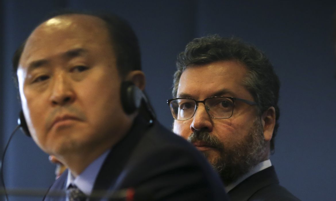 O Vice-ministro de Assuntos Econômicos do Ministério das Relações Exteriores da Coreia, Yun Kang Hyeon e o ministro das Relações Exteriores, Ernesto de Araújo, durante debate sobre os 60 anos de relações diplomáticas entre Brasil e Coreia do Sul