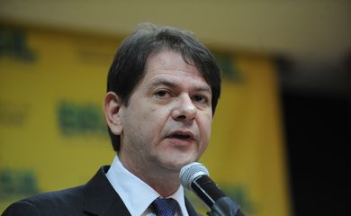 O novo ministro da Educação, Cid Gomes, recebe o cargo de seu antecessor, Henrique Paim, em solenidade no ministério (Elza Fiúza/Agência Brasil)
