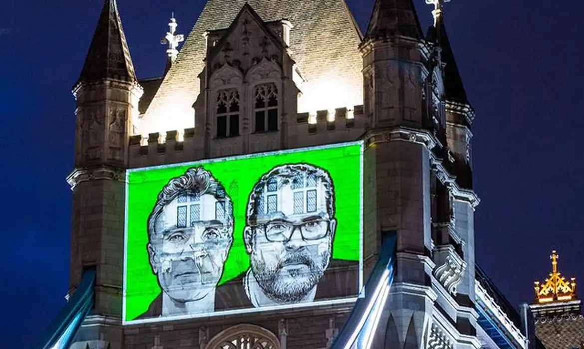 Londres, Inglaterra – Imagem de Dom Phillips e Bruno Pereira projetada na Tower Bridge, em Londres. Foto: OPI Isolados/INSTAGRAM