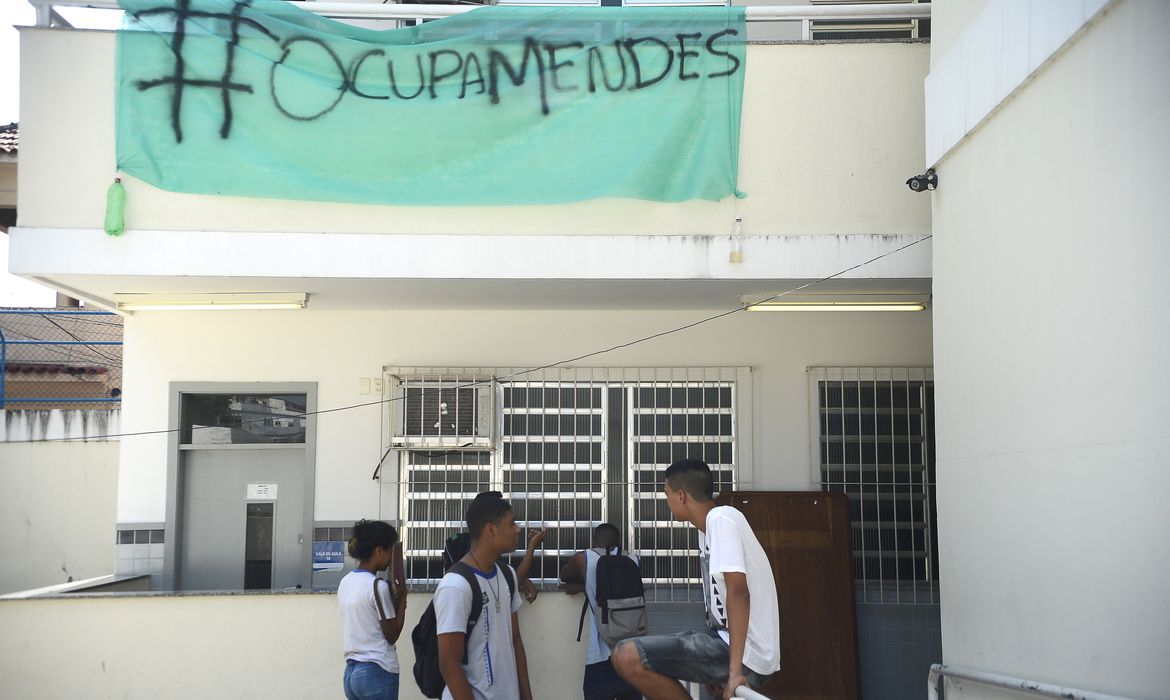 Rio de Janeiro - Alunos ocupam, desde o dia 21, a Escola Estadual Prefeito Mendes de Moraes, na Ilha do Governador  (Tânia Rêgo/Agência Brasil)