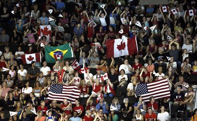 Fãs canadenses, norte-americanos e brasileiros na torcida do nado sincronizado, em Toronto, no Canadá