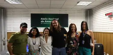 Vitor Kley, cantor e compositor, ao centro, nos estúdios da Nacional