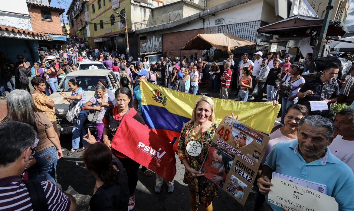 Venezuelanos votam em plebiscito convocado pela oposição contra reformas na Constituição propostas pelo presidente Nicolás Maduro