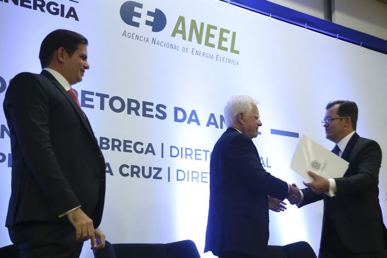 O novo diretor-geral da Agência Nacional de Energia Elétrica (Aneel), André Pepitone, o ministro de Minas e Energia, Moreira Franco, e o novo diretor da Aneel, Efrain Pereira da Cruz, durante solenidade de posse.