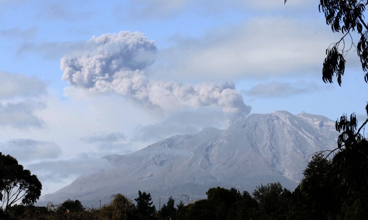 Vulcão Calbuco no Chile entra em erupção