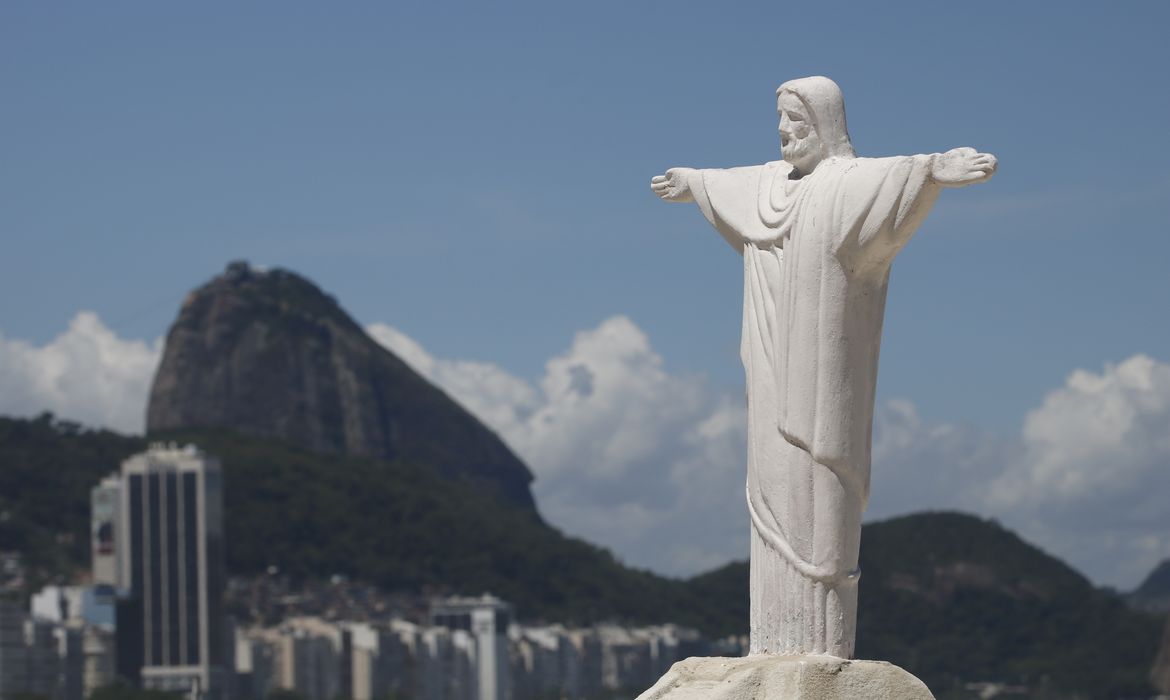  Escultura do Cristo Redentor na praia de Copacabana. 