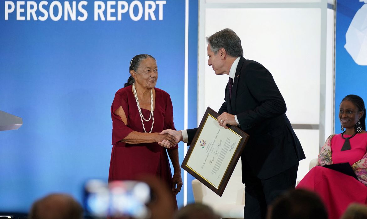 O secretário de Estado dos EUA, Antony Blinken, presenteou Pureza Lopes Loyola com o prêmio TIP Report Hero no lançamento do Relatório de Tráfico de Pessoas (TIP) 2023 no Departamento de Estado em Washington, DC, EUA, em 15 de junho de 2023. REUTERS/Sarah Silbiger