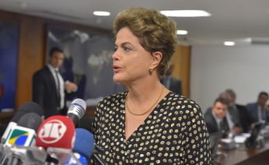 Brasília - A presidenta Dilma Rousseff faz declaração à imprensa após receber os governadores de Minas Gerais, Fernando Pimentel e do Espírito Santo, Paulo Hartung (Valter Campanato/Agência Brasil)