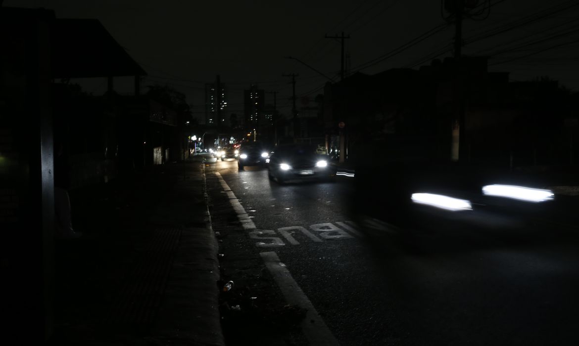 São Paulo (SP), 13/10/2024  -. Avenida do Cursino no bairro do Jabaquara sem energia elétrica desde sexta-feira devido as chuvas.Foto: Paulo Pinto/Agência Brasil