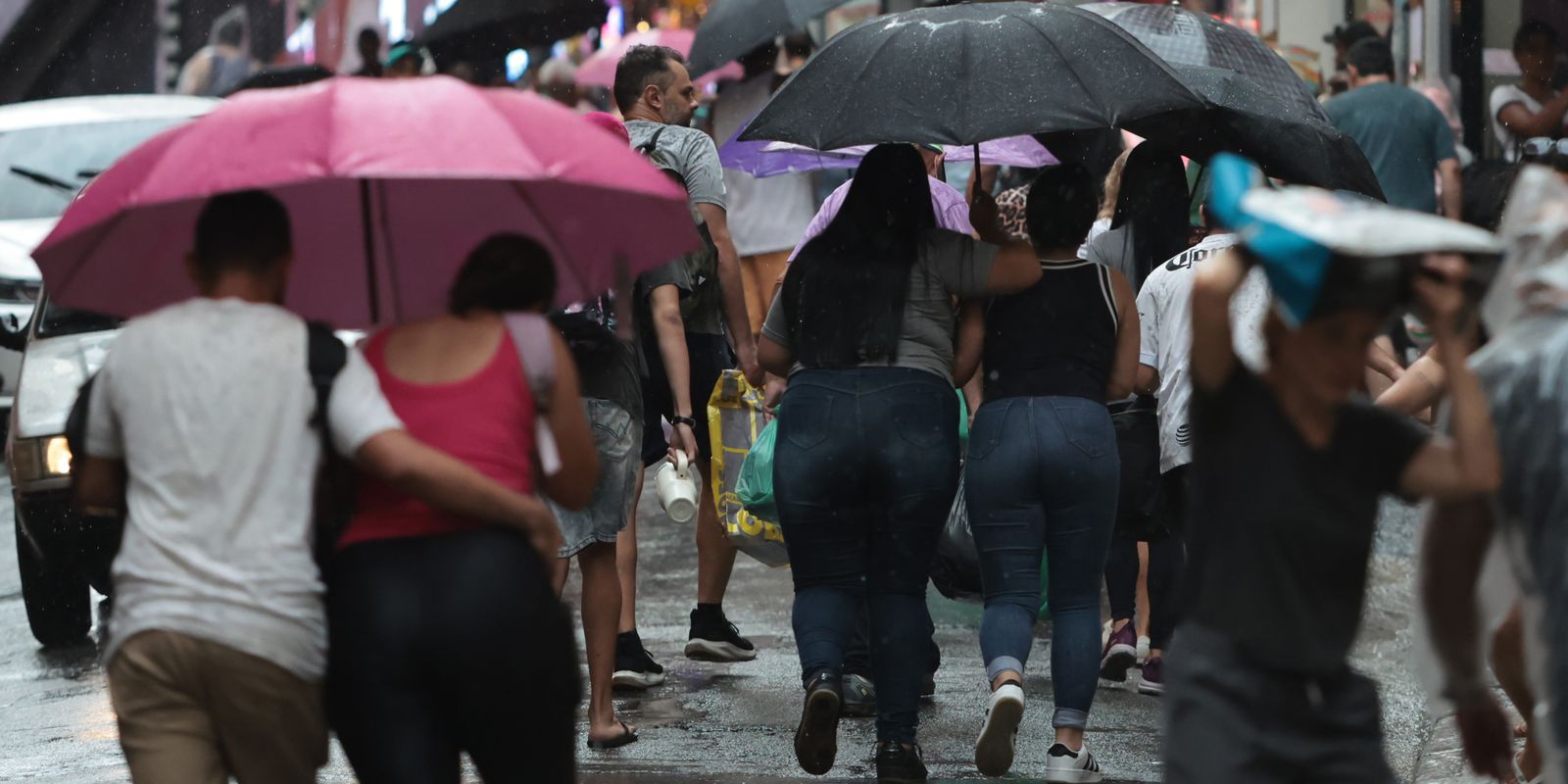 Chuvas fortes voltam a atingir São Paulo em meio a onda de calor Chuvas fortes voltam a atingir São Paulo em meio a onda de calor