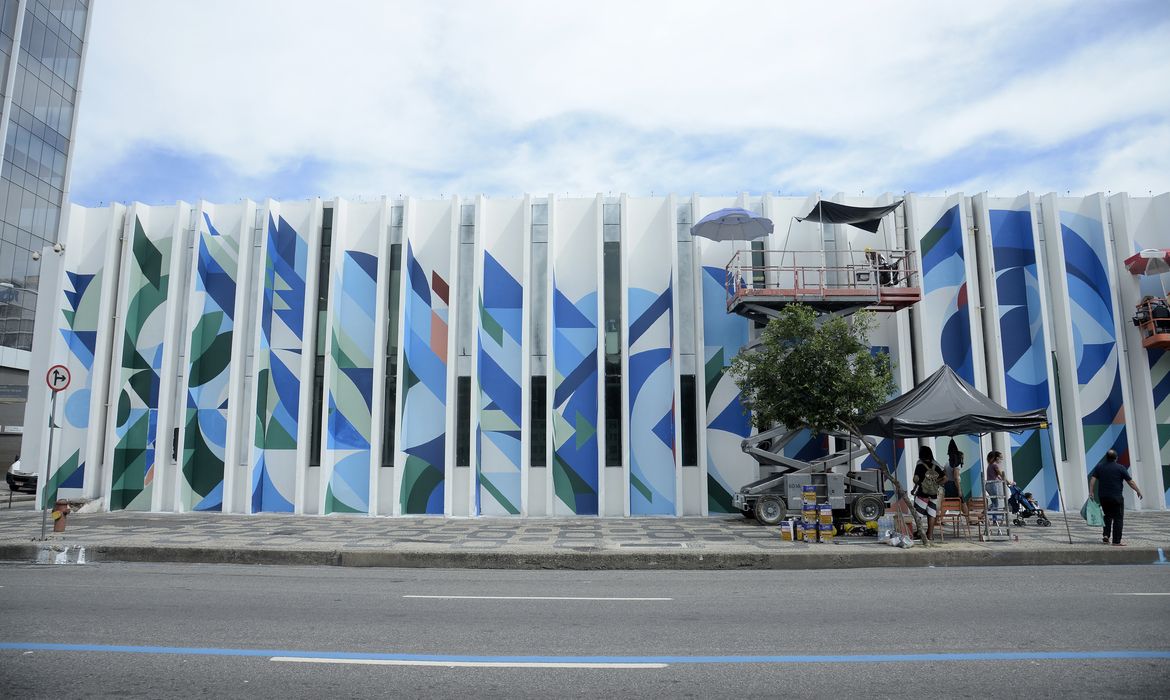 Grafiteiros pintam a fachada da Biblioteca Parque Estadual, no centro do Rio de Janeiro