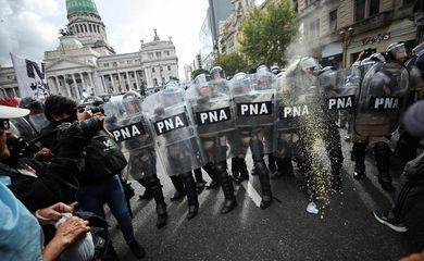 Membros das forças de segurança da Argentina atuam durante protesto no centro de Buenos Aires
12/03/2025
REUTERS/Agustin Marcarian