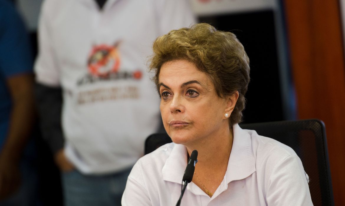 Brasília - A Presidenta Dilma Rousseff acompanha o Dia de Mobilização Nacional contra o Mosquito Aedes aegypti na sala de controle do Centro Nacional de Gerenciamento de Riscos e Desastres (Marcelo Camargo/Agência Brasil)