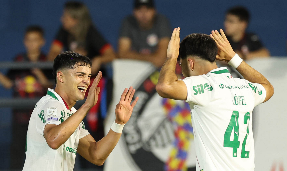 Palmeiras vence Bragantino e se mantém na liderança do Campeonato Brasileiro