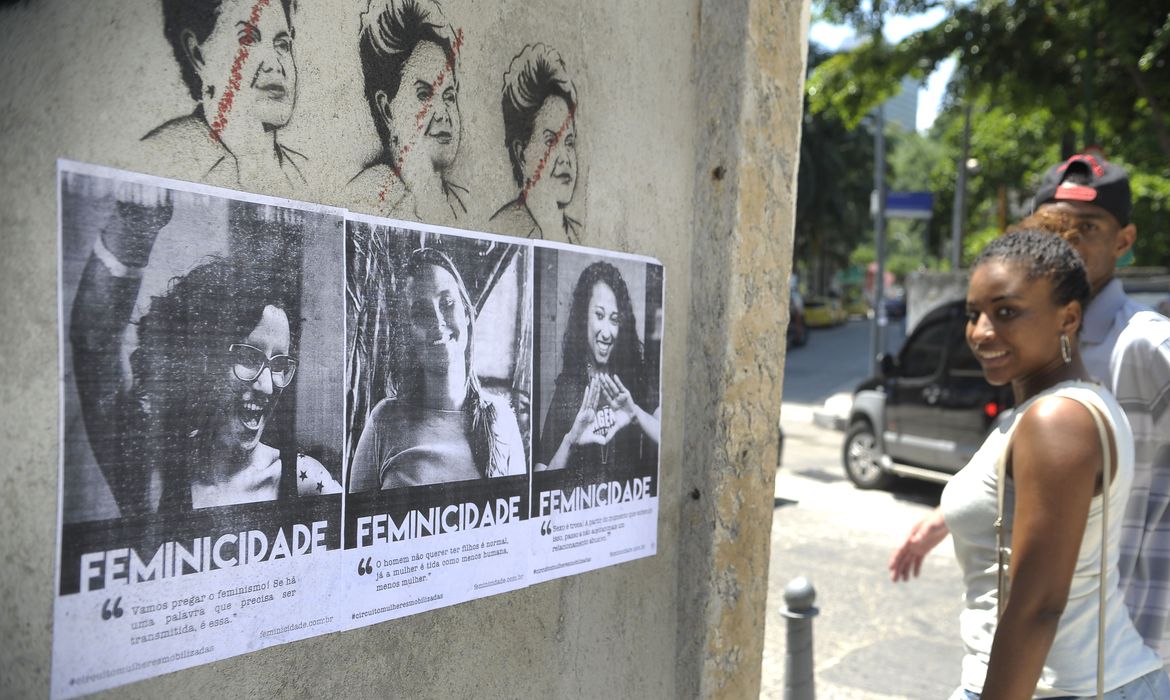 Rio de Janeiro - Coletivos espalham cartazes com relatos de mulheres inspiradoras pela cidade do Rio em homenagem ao dia internacional da mulher. (Foto: Tomaz Silva/Agência Brasil)