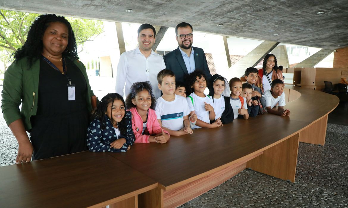 22/11/2024 Rio de Janeiro – A mesa usada pelos chefes de estado e líderes das maiores economias do mundo na plenária da Cúpula do G20 foi doada para 12 escolas municipais do Rio de Janeiro.  Fotos: Marcos de Paula/ Prefeitura do Rio