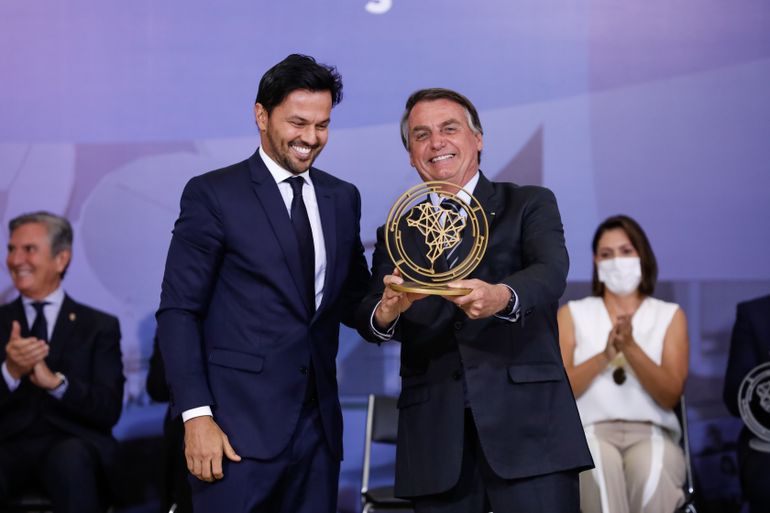 Presidente da República, Jair Bolsonaro, recebe do Ministro das Comunicações, Fábio Faria o Prêmio Marechal Rondon de Comunicações.