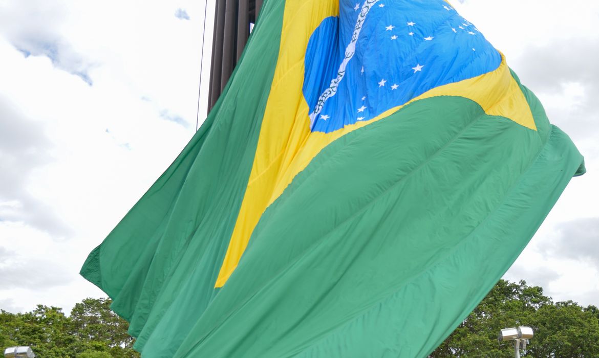 Brasília - O Exército Brasileiro promove a troca da Bandeira Nacional na Praça dos Três Poderes (Fabio Rodrigues Pozzebom/Agência Brasil)
