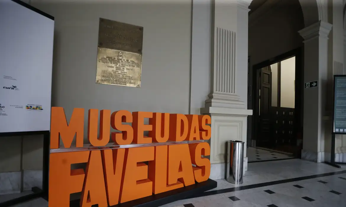 Museu das Favelas: exposio celebra trajetria do poeta Srgio Vaz