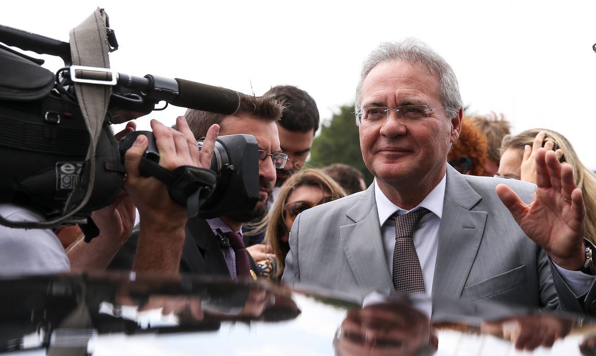 Brasília - O presidente do Senado, Renan Calheiros, fala à imprensa após reunião com a presidente afastada Dilma Rousseff, no Palácio do Alvorada (Marcelo Camargo/Agência Brasil)