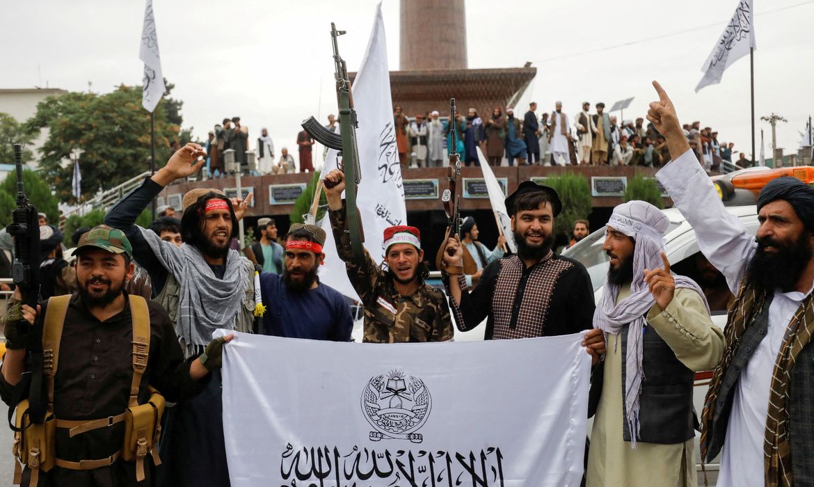 Combatentes do Taliban comemoram aniversário de um ano da tomada de Cabul