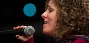 Giovana Farias, cantora e compositora