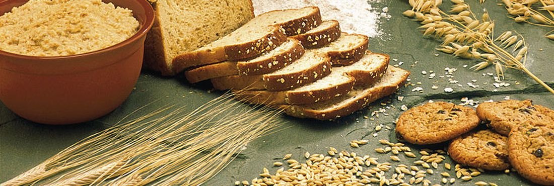Pães e outros produtos produzidos com farinha de trigo, cevada e aveia, contém glúten
