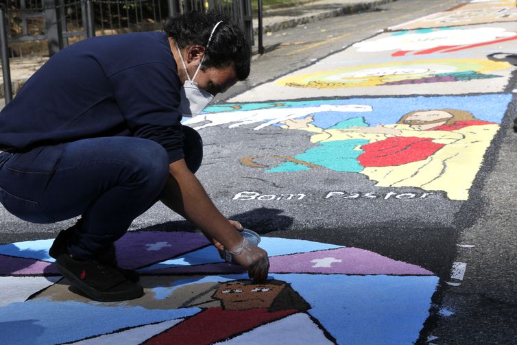 Fiéis usam sal colorido, serragem e pó de café para confeccionar os tapetes de Corpus Christi -Fernando Frazão/Agência Brasil