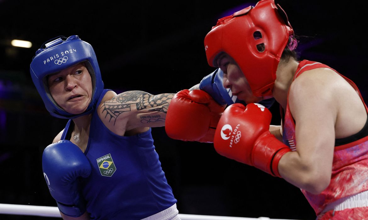 Beatriz Ferreira acerta golpe no rosto de Jajaira Gonzalez, dos EUA, em luta de boxe dos Jogos de Paris
29/07/2024
REUTERS/Peter Cziborra