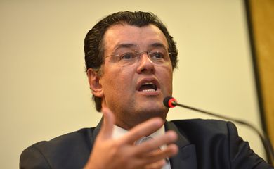 Brasília - O ministro de Minias e Energia, Eduardo Braga, anuncia mudanças na bandeira tarifária  (Fabio Rodrigues Pozzebom/Agência Brasil)