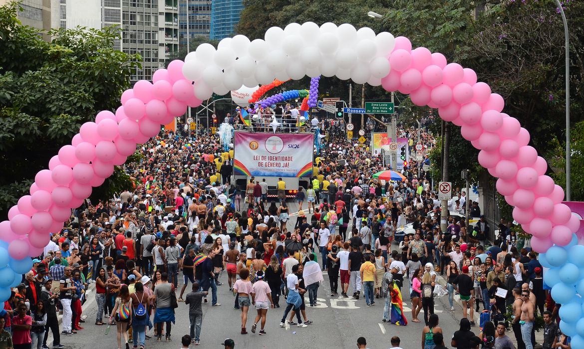 São Paulo - A 20ª edição Parada do Orgulho LGBT foi aberta na Avenida Paulista com o tema Lei de Identidade de Gênero Já! Todas as pessoas contra a transfobia (Rovena Rosa/Agência Brasil)