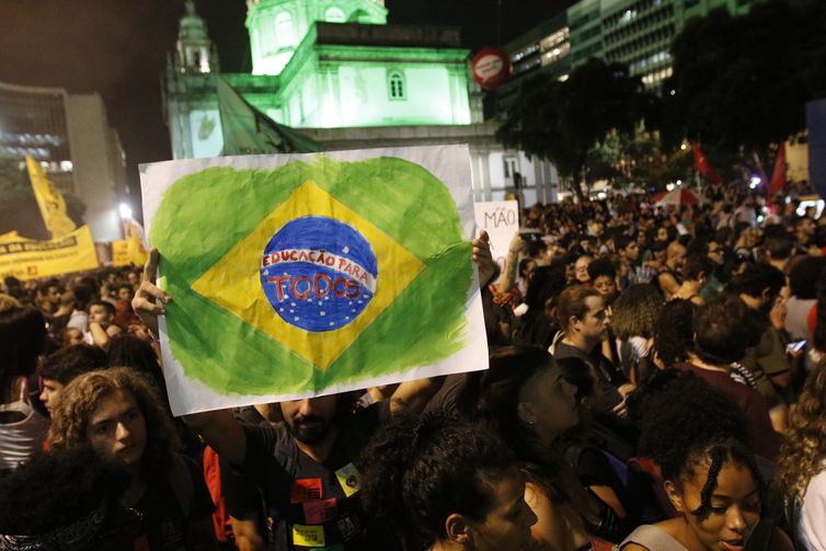 Estudantes e professores protestam contra cortes de verbas para Educação, no centro do Rio de Janeiro.