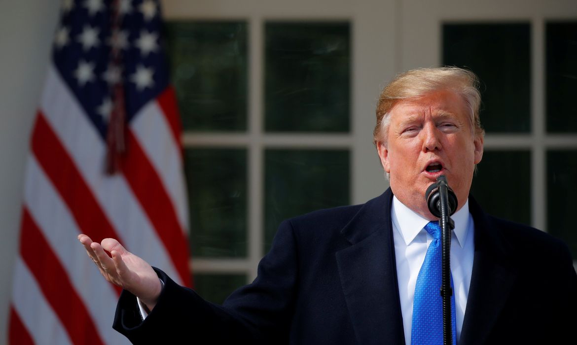 
O presidente dos EUA, Donald Trump, declara uma emergência nacional na fronteira dos EUA com o México durante as observações sobre segurança de fronteira no Jardim das Rosas, na Casa Branca, em Washington, EUA, 15 de fevereiro de 2019. 