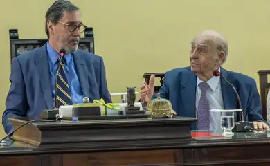 Rio de Janeiro (RJ) 17/03/2025 - Presidente do Uruguai por dois mandatos, jornalista, advogado, Júlio Maria Sanguinetti (d), 89 anos, toma posse na cadeira 8 de sócio correspondente da ABL - Associação Brasileira de Letras. Foto: ABL/Divulgação