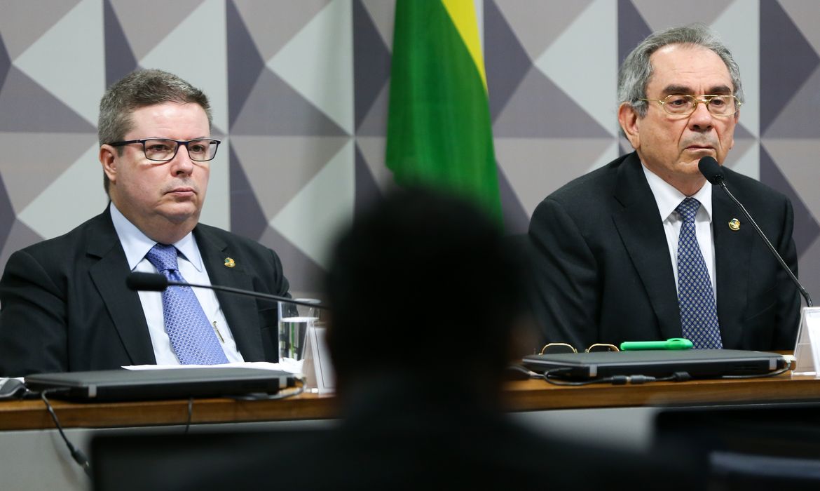 Senadores Antônio Anastasia e Raimundo Lira, relator e presidente da Comissão do Impeachment
