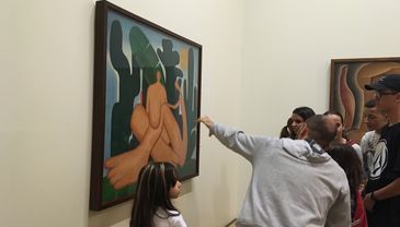 Visitantes admirando na Pinacoteca de São Paulo o quadro &quot;Antropofagia&quot;, pintado em 1929 por Tarsila do Amaral