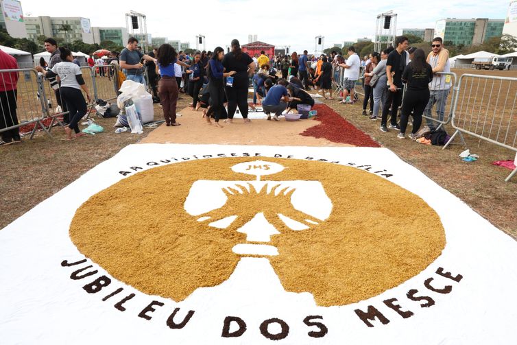 Antônio Cruz/ Agência Brasil. Brasília - 19/06/2025 - Arquidiocese de Brasília celebra o dia de Corpus Christi. Montagem do tapete no gramado central da Esplanada dos Ministérios. Foto Antônio Cruz/ Agência Brasil.