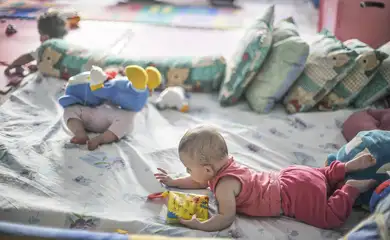 Brasília (DF), 16/02/2026 - Bebês brincam no Lar da Criança Padre Cícero, instituição que acolhe mais de 20 crianças e adolescentes. Poucos estão habilitados para adoção .
Foto: Marcello Casal Jr/Agência Brasil