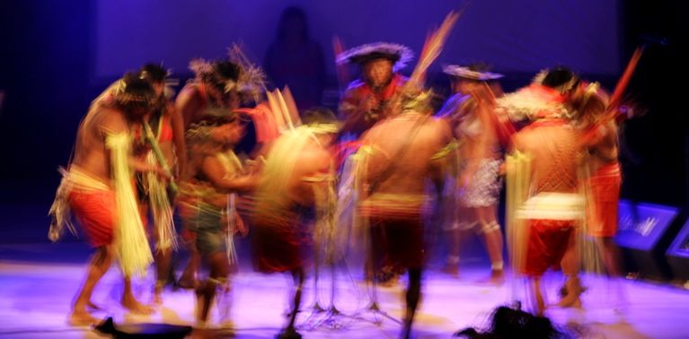 Foto Acervo Mawaca - Show Mawaca com o grupo Paiter Suruí - Teatro Municipal de Cacoal - Agosto/2011 - Foto: Eduardo Vessoni ©