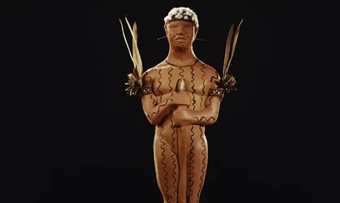 Estatueta Yanomami, video The Cost of Gold
