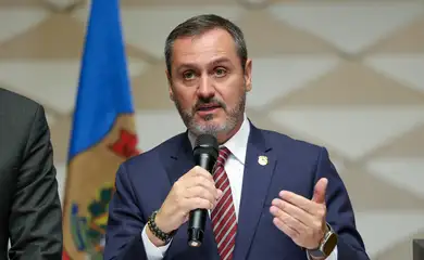 Brasília, DF 17/05/2025 - O diretor geral da Polícia Federal, Andrei Rodrigues, acompanhado do chefe do escritório da Interpol no Brasil, delegado Fabio Mertens, durante coletiva sobre prisão de brasileiro integrante de facção criminosa em Santa Cruz de la Sierra, na Bolívia. Foto: Fabio Rodrigues-Pozzebom/ Agência Brasil