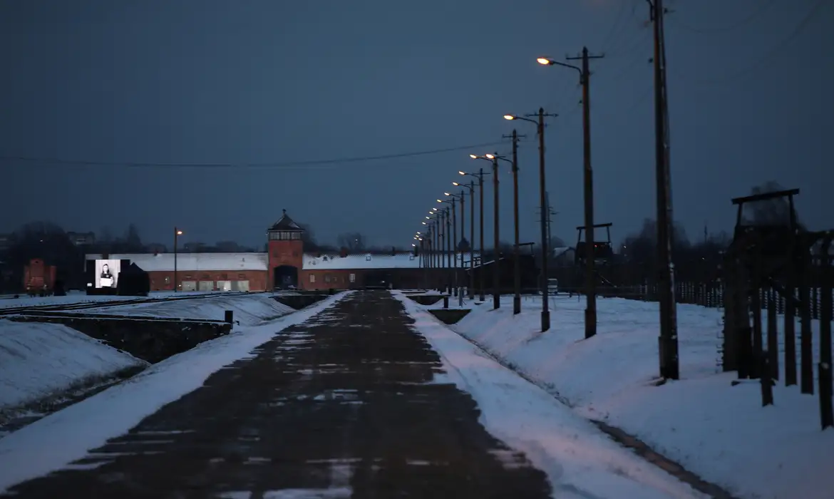 The main gate of Brzezinka memorial is seen during the 76th Auschwitz liberation commemoration held virtually amidst COVID pandemic in Oswiecim, Poland, January 27, 2021. Jakub Wlodek/Agencia Gazeta/via REUTERS   ATTENTION EDITORS - THIS IMAGE WAS PROVIDED BY A THIRD PARTY. POLAND OUT. NO COMMERCIAL OR EDITORIAL SALES IN POLAND.